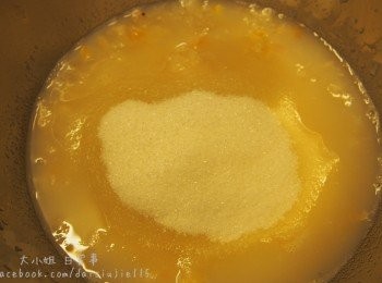 step2: 加入所有砂糖及半個檸檬汁放雪櫃浸一個晚上，讓果膠盡量釋放。（其他生果可省去此步驟）