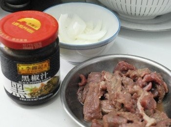 step1: 將牛肉切絲，用少許醬油，糖及水醃牛肉15分鐘。洋蔥切絲。用沸水煮意粉，瀝乾水備用