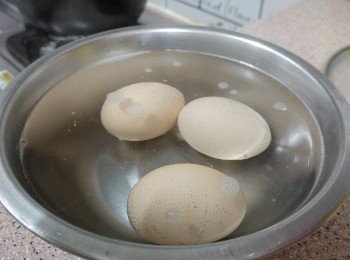 step3: 3）取出雞蛋略沖凍水