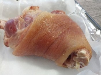 step5: 焗前1小時取出豬手， 再次刺上小孔, 及灑上小許海鹽