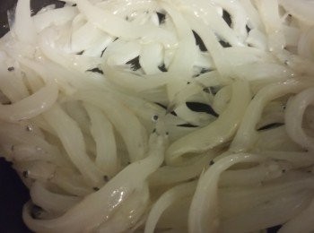 step1: 做法: 白飯魚先用一茶匙雞粉和少許鹽醮一陣,之後用白鑊煎魚,見到白飯魚出水後,唔要魚水可攞起攤凍備用, 發蛋後加少許鹽再將白飯魚加入,燒紅易潔鑊將全部蛋液落鑊煎香微燶即成。