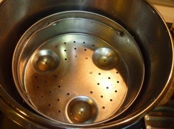 step3: 倒入昆布柴魚高湯與昆布乾,蓋內蓋後蓋快鍋蓋,加壓4分鐘,熄火待洩壓.