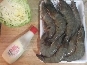 step1: 高麗菜用流動水沖洗乾淨、瀝乾，再用可飲用水洗淨一次； 蝦子用牙籤從背上第二節的空隙中刺入，拉出泥腸，清洗乾淨；並準備兩鍋冰開水。