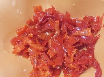 step4: 指天椒去籽後切成小粒。