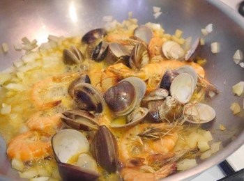 step3: *放入蝦子，蛤蠣，倒入白酒蓋鍋小火悶五分鐘至蛤蠣全開~ *撈起蛤蠣，蝦子備用~
