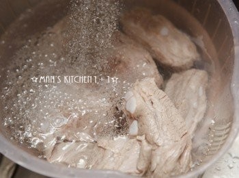 step2: 備一水鍋，將排骨汆燙後洗淨、瀝乾備用。