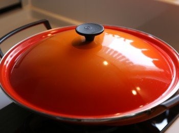 step3: (6) 最後加水、老抽及蔥，上蓋焗一分鐘