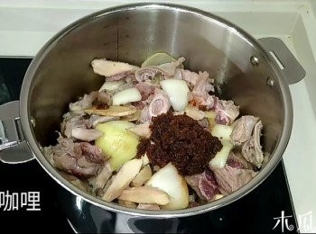 step2: 加入咖哩炒勻, 先加入一半份量的水