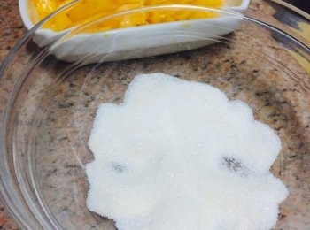 step2: 魚膠粉和糖先拌匀，加入熱水攪拌至魚膠粉徹底溶化。