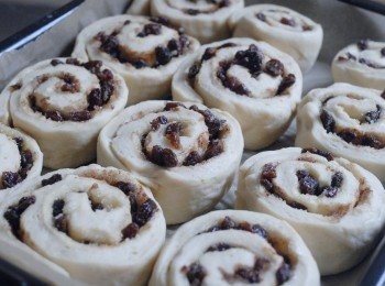 step9: 然後切成十二份，排放在鋪有烘焙紙的烤盤內，每個之間留少許空間。用保鮮紙封好，靜置30分鐘，作第二次發酵