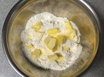 step1: 中筋麵粉過篩，加入糖霜、切丁的牛油和蛋白搓成麵團，雪藏30分鐘。