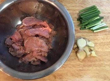 step1: 小里肌肉用醃料抓勻；蔥切段；薑切片。