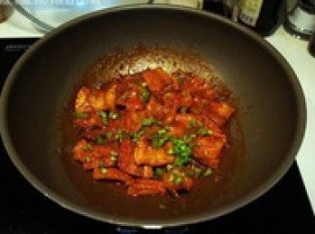 step7: 當鍋內湯汁收濃，撒入青椒粒拌炒均勻即可