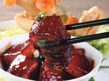 step4: 紅燒肉作為一道最普通的家常菜，每人的做法相似卻又不盡相同。做得多了，就漸漸領悟到了做紅燒肉的真諦，那就是著名美食家蘇東坡先生說的：少著水，慢著火，火候足時它自美！紅燒肉做不好，往往又硬又水。而做得好的紅燒肉，每一塊都包裹著濃郁的醬汁。肉皮和肥肉部分是絕對的主角，一定要軟軟的、爛爛的、滑滑的，放到嘴裡只輕輕一抿就能化開。瘦肉部分作為配角一定要瘦而不柴，不能塞牙。嚐一口，肥而不膩、酥而不碎、甜而不粘、濃而不咸。