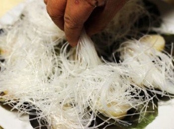 step2: 帶子擺盤；擺好盤的帶子舖上粉絲（也可以把帶子的肉撬起來把粉絲墊在下面）；