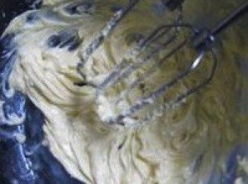 step2: 用打蛋機低速將黃油打散