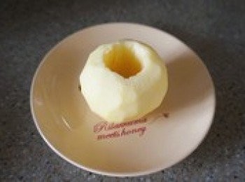 step1: 蘋果去皮，用小刀在中間轉一圈挖去蘋果核，請把蘋果中間整個兒挖穿直至底部
