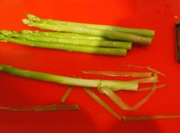 step1: 備料：洗淨所有蔬菜；小黃瓜切長條去籽；紅蘿蔔去皮切長條；西洋芹切長條；蘆筍刨去末端粗皮與玉米筍一起放入滾水中汆燙一下