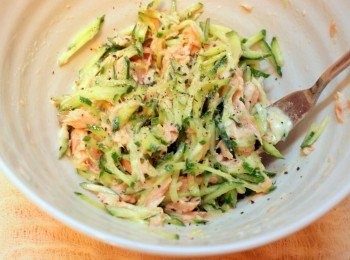 step1: 1. 小黃瓜剉絲，先用糖抓醃五分鐘，擠水。 2. 鮪魚濾乾後，和小黃瓜絲，美乃滋或千島醬及黑胡椒粉拌勻。備用。