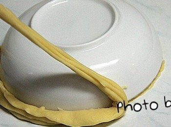 step5: 接著用相同的圓形模
壓在層層疊疊包好餡的麵皮上
用刀子把周圍的多餘麵皮切割下來
使麵糰成為一個完整的圓形