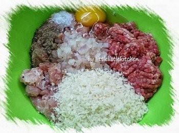 step1: 洋蔥粒、免治豬肉、免治牛肉、雞蛋、麵包糠、黑胡椒、鹽用手拌勻