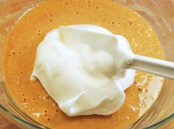 step7: 分三次將<span class="group_3">蛋白霜</span>用刮刀以切拌的方式混入<span class="group_2">蛋黃麵糊</span>中，邊拌邊旋轉盆子，輕手攪拌均勻