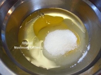 step2: [綠茶蛋糕做法]
蛋黃略打發，加入砂糖打發至淡黃色。