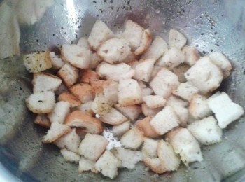 step2: 將所有材料放入碗內拌勻，麵包粒沾滿香料