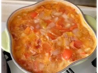 step7: 加入莞茜和調味料，再多煮10分鐘，直至蕃茄開始融化，便完成。