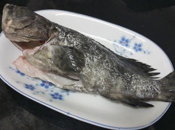 step1: 將魚清洗乾淨，隔乾水份