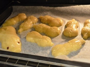 step5: 把烤好的豬仔餅取出冷卻，然後放入密封容器放兩至三天，使其回油，回油後的豬仔餅會變得色澤金黃，即可食用。