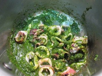 step5: 熱鍋後倒入橄欖油，將切段的中卷放入鍋中拌炒3分鐘，中卷很快熟，火候不需太大，不要過度烹飪中卷，避免中卷被過度烹煮後口感太老，接著倒入青醬拌炒1分鐘。