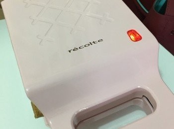 step2: 預熱三文治機著燈約2-3分鐘, 預熱完成後燈會熄
將三文治加入 (小心燙手 很熱呢~~)
夾約2-3分鐘, 隨個人喜歡脆口及格格紋的深度