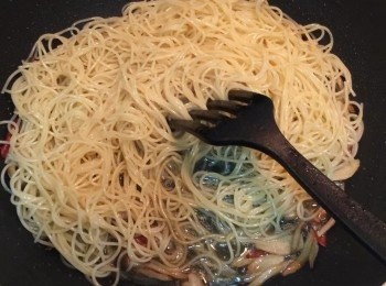 step7: 加入煮到有嚼勁的麵條,加入1大匙橄欖油和蛤蜊,最後以鹽 胡椒粉調味,
最後呈盤前加入巴西利攪拌均勻就完成囉.
