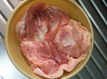 step1: 將<a href="https://bit.ly/2ZxapeY" target="_blank" data-keyword="雞扒" class="guide-link"><strong>雞扒</strong></a> <span style="display:inline-block;vertical-align:middle;margin-top:-3px;color:initial;border-radius:3px;padding:2px 3px;font-size:12px;line-height:14px;background:#87d300;color:#fff;">即買</span> 洗乾淨, 用廚紙"索"乾水