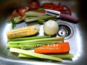 step4: 甘旬去皮 , 洋蔥去衣 , 西芹去纖維 , 粟米去外皮及粟米鬚