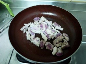 step1: 熱鍋下少許的香油與黑胡椒粒 炒熟松坂肉，倒入少許米酒嗆香氣 (肉可以請攤販切好)