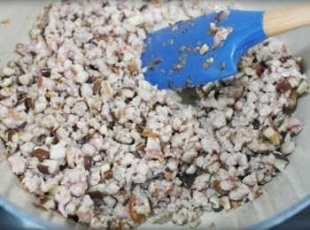 step3: 變色後的豬絞肉加入香菇丁一起拌炒!!!