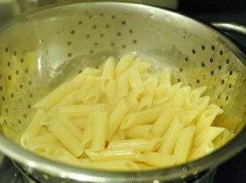 step1: 先用一大鍋沸水煮長通粉，下一茶匙鹽，煮熟後瀝乾水份備用