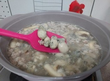 step5: 之後便可下蠔仔煮至滾起
