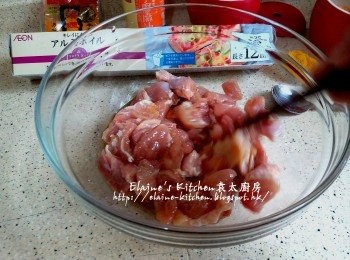 step2: 將雞睥肉放入大碗內 , 先加入鹽 , 黃糖 , 雞粉 , 麻油拌勻靜待10分鐘