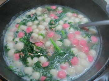 step4: 加入滾水煮滾.放入小湯圓煮到浮起.在撒上茼蒿菜調味即可