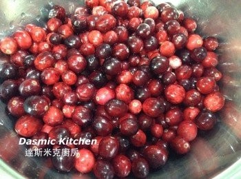 step1: 蔓越莓稍微洗淨；蘋果去皮去籽、刨成絲或磨成泥皆可