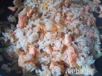 step4: 用牛油起鑊，下洋蔥炒至軟身，加入米飯，炒至粒粒分明，倒入啡菇碎和三文魚碎，再兜炒片刻。