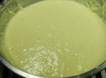 step4: 篩入麵粉與泡打粉與鹽拌勻，讓麵糊休息10分鐘