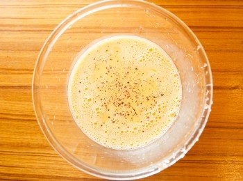 step5: 取4顆雞蛋加入牛奶、鹽巴、黑胡椒後，均勻打散成蛋液。