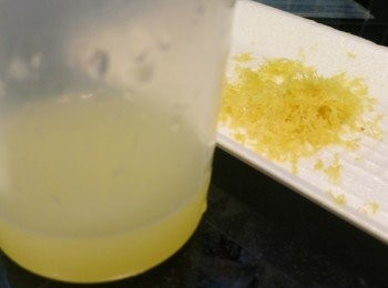 step8: [做內餡]檸檬洗淨抹乾後，把檸檬皮刨出來，只要黃色的，白色的會苦， 刨好皮之後，用點力把檸檬在案檯上壓滾一下，再榨汁（榨完的檸檬不要扔掉，可放雪櫃辟味的!）