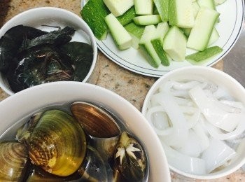 step2: 沙白蜆放鹽水中，加1湯匙米酒，放於黑暗環境中吐沙約半小時，然後洗淨。蝦洗淨用剪刀剪去蝦頭的尖刺和觸鬚，吃時更方便。翠肉瓜洗淨切件。