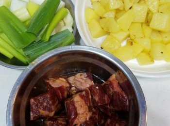 step3: 大蔥切段，蘿仔切粒先煎香四面。