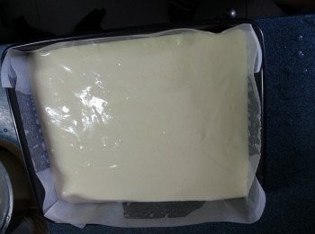 step6: 預熱焗爐180度5分鐘,將已拌勻的粉漿倒入已舖牛油紙的長方形之焗盤上,要將粉漿"登"3-4吓於枱上"登"走空氣,放入焗爐焗20-25分鐘,用竹籤試蛋糕是否有痴竹籤,如無即代表蛋糕已熟,如有就要焗多幾分鐘直至蛋糕不痴竹籤
